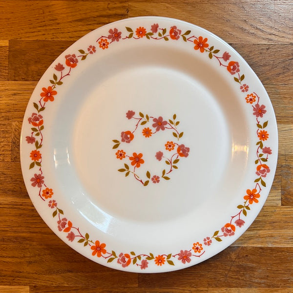 Assiette plate vintage en verre Arcopal Scania à fleurs oranges et roses - 1970