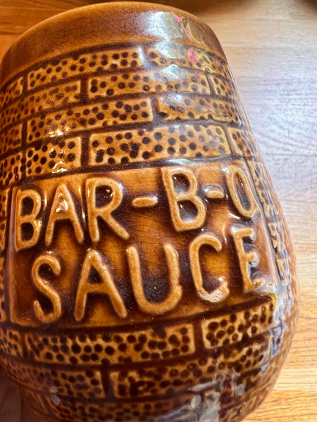 Pot vintage à sauce barbecue en céramique avec pinceau
