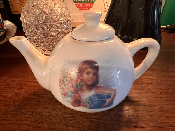 Petite théière vintage Martine en porcelaine - Editions Casterman - Années 80