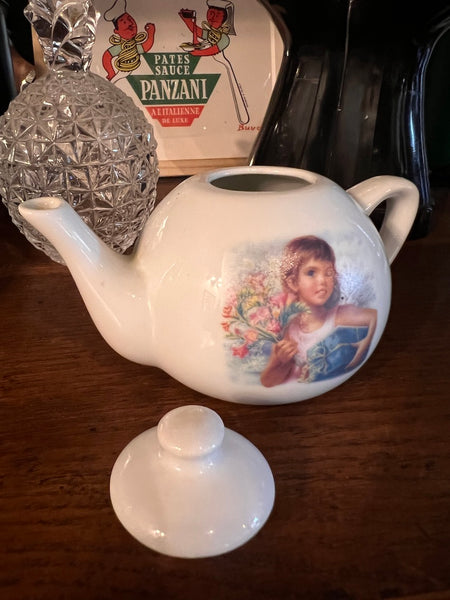 Petite théière vintage Martine en porcelaine - Editions Casterman - Années 80