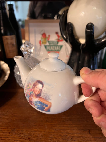 Petite théière vintage Martine en porcelaine - Editions Casterman - Années 80