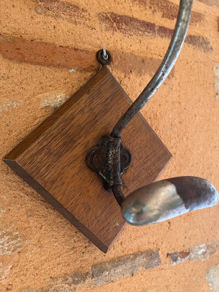 Porte-manteau mural vintage à double patère en bois et métal