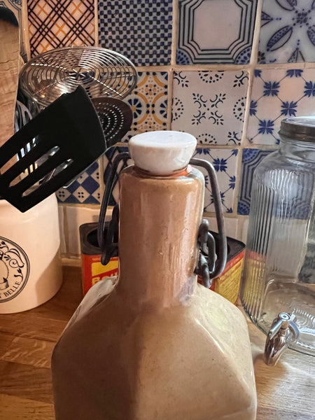 Bouteille hexagonale vintage en grès vernissé - Années 50/60