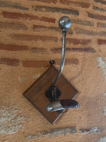 Porte-manteau mural vintage à double patère en bois et métal