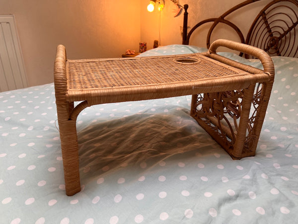 Plateau petit-déjeuner vintage en moelle de rotin et bois