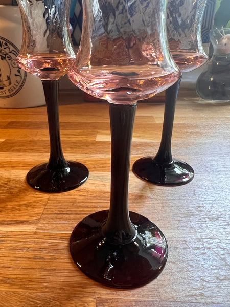 3 verres à digestif à pied vintages en verre soufflé rose et violet