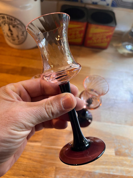 3 verres à digestif à pied vintages en verre soufflé rose et violet