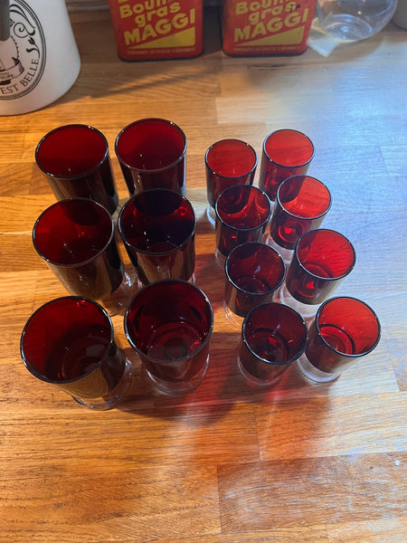14 petits verres vintages rouges rubis Luminarc série Suède - Années 70