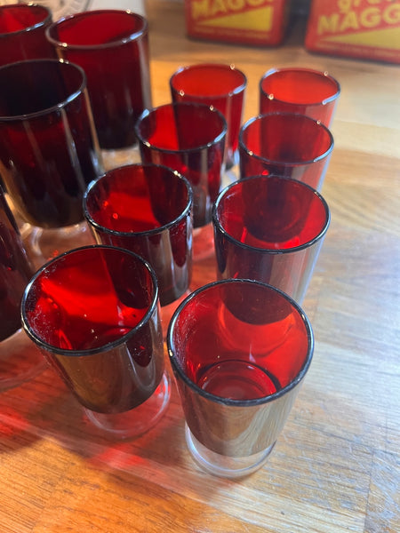 14 petits verres vintages rouges rubis Luminarc série Suède - Années 70
