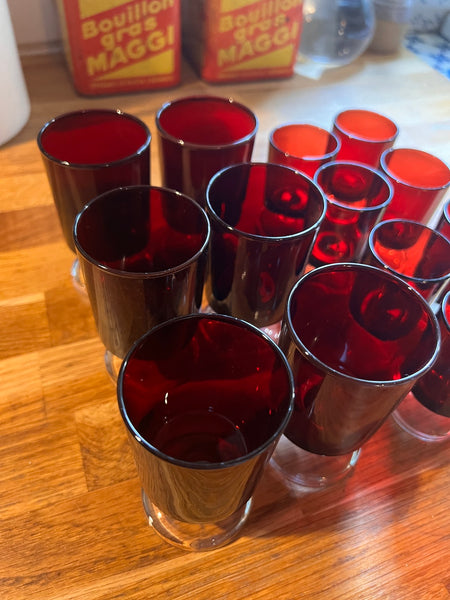 14 petits verres vintages rouges rubis Luminarc série Suède - Années 70
