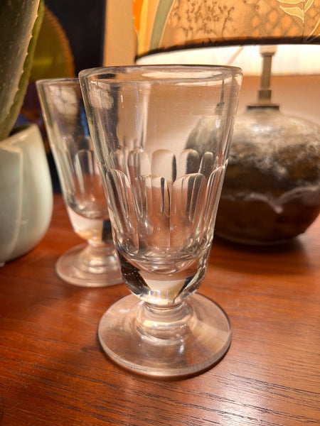 2 verres à absinthe vintages en verre soufflé et gravé en facettes