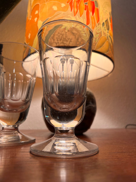 2 verres à absinthe vintages en verre soufflé et gravé en facettes