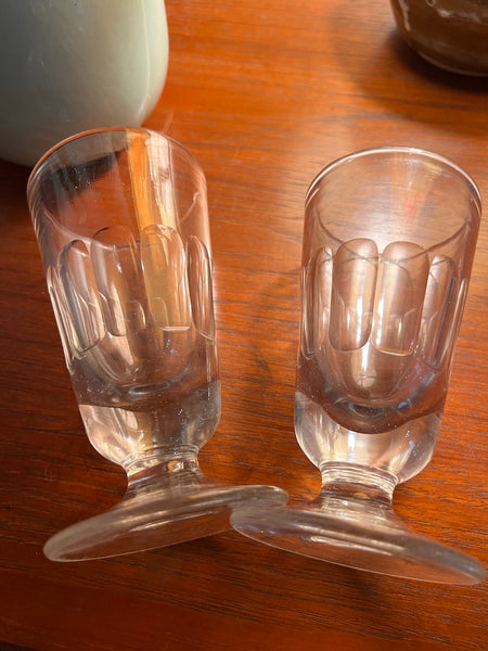 2 verres à absinthe vintages en verre soufflé et gravé en facettes