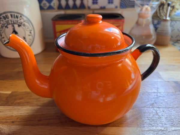 Le Sélectionneur - Brocante - Théière vintage en tôle émaillée orange - Made in Poland - Années 50