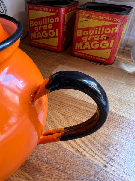 Le Sélectionneur - Brocante - Théière vintage en tôle émaillée orange - Made in Poland - Années 50