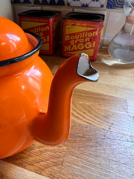 Le Sélectionneur - Brocante - Théière vintage en tôle émaillée orange - Made in Poland - Années 50